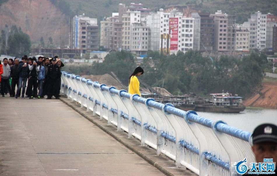   广西一女子跳桥失踪 警方被指处理不当